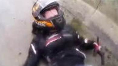 大雨のなか彼女と2ケツしていたバイクが転倒。すっごい滑っていく様子を記録した珍しいヘルメットカム。