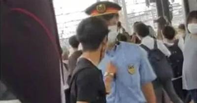 【動画あり】撮り鉄さん、電車の撮影を注意してきた駅員にぶちギレ！胸ぐらを掴んでイキる