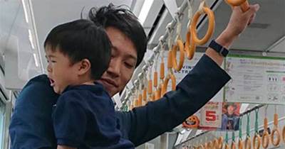 新幹線に乗ると泣きじゃくる赤ちゃんと手に負えず困り果てた若いパパが。不快に思っていると・・・予想外の展開に鳥肌が立った。