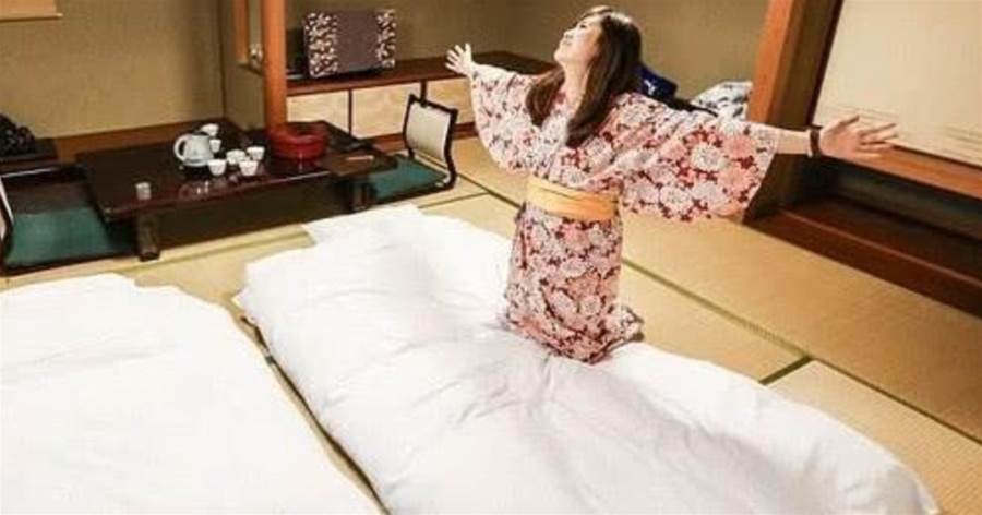 日本人睡覺時為啥更喜歡打地鋪，不願意睡床上？日本美女說出原因