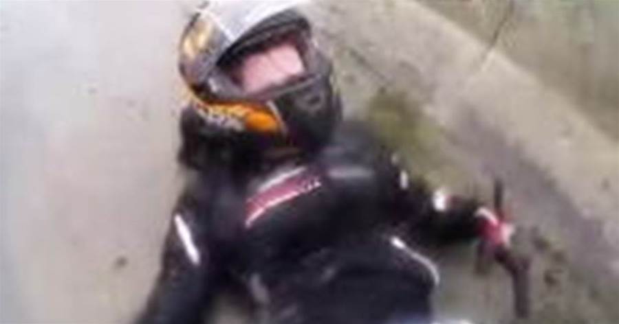 大雨のなか彼女と2ケツしていたバイクが転倒。すっごい滑っていく様子を記録した珍しいヘルメットカム。