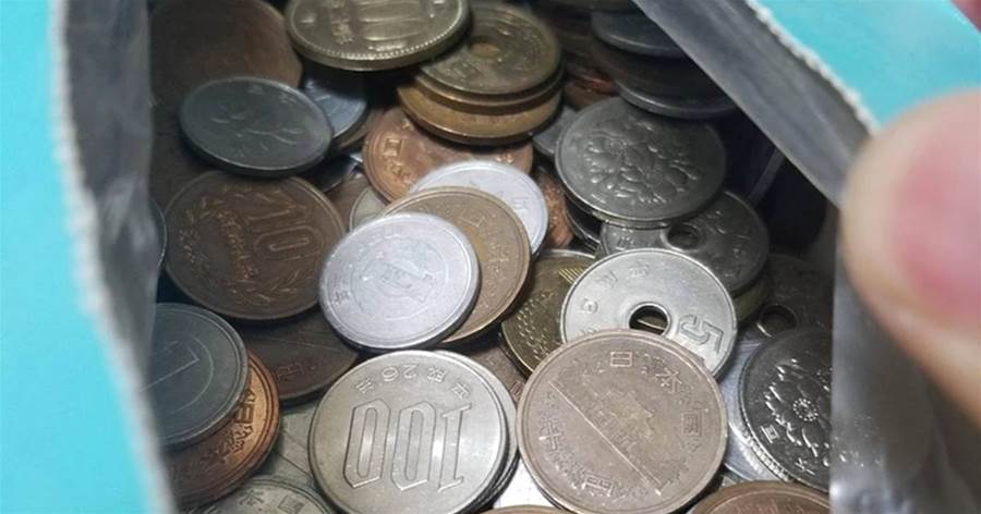 悲報】ゆうちょ銀行「硬貨51枚入金したら550円取るわ！ちなみにATMの方は1枚で110円取るからｗｗｗ」