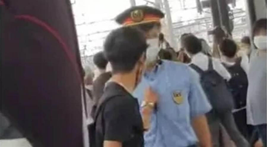 【動画あり】撮り鉄さん、電車の撮影を注意してきた駅員にぶちギレ！胸ぐらを掴んでイキる