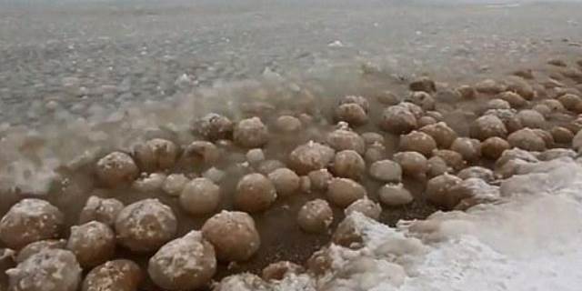 俄羅斯海灣被一大群奇怪的冰球佔領了，如何形成是未解之謎