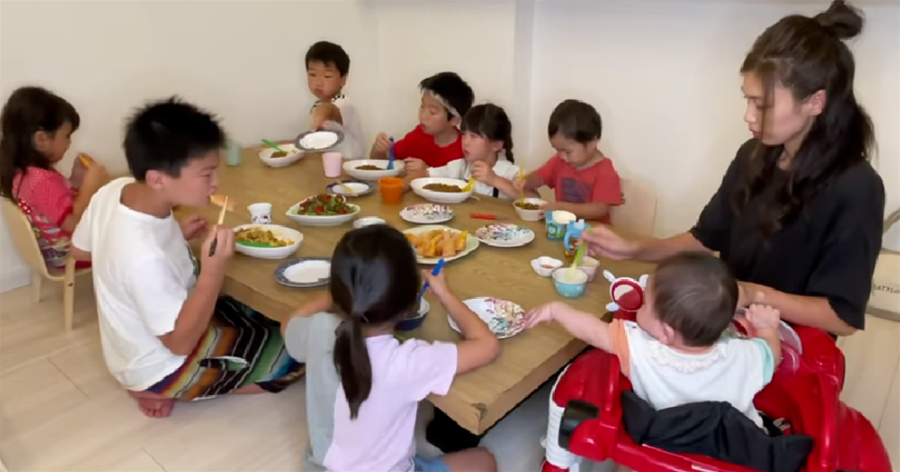 日本最強媽媽12年生了9個孩子，一家人吃210個餃子的場面堪稱壯觀